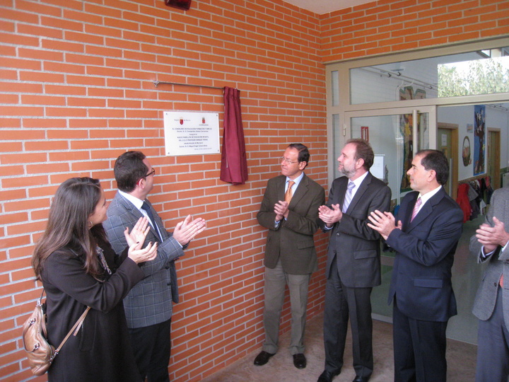 Constantino Sotoca, acompañado del alcalde de Murcia, Miguel Ángel Cámara, descorrieron la placa conmemorativa con motivo de la inauguración del nuevo pabellón infantil del colegio Profesor Enrique Tierno de Lobosillo