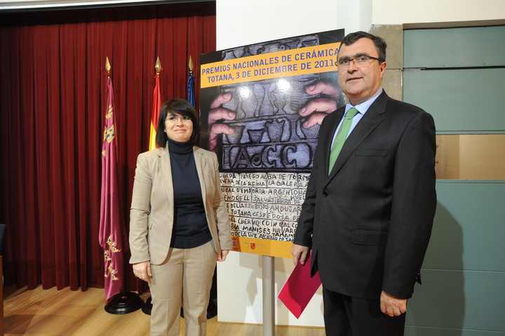 El consejero de Universidades, Empresa e Investigación, José Ballesta, junto con la alcaldesa de Totana, Isabel María Sánchez, durante la presentación de los Premios Nacionales de Cerámica 2011