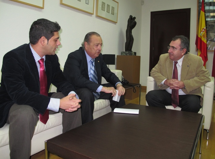 El consejero de Presidencia recibe a la Asociación de la Prensa y Crítica Taurina de la Región de Murcia