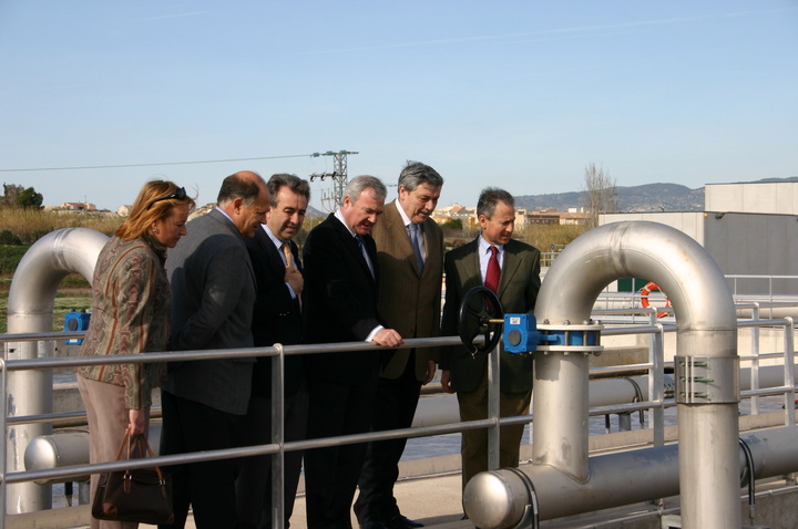 El presidente Valcárcel, junto con el alcalde de Ceutí, Manuel Hurtado, y el consejero de Agricultura, Antonio Cerdá, en la inauguración de la depuradora de Ceutí.