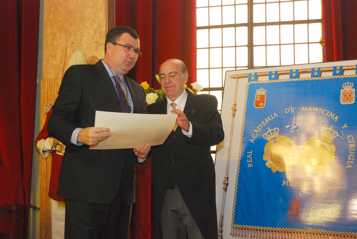 José Ballesta recoge la distinción de honor a su departamento de manos del presidente de la Real Academia de Medicina y Cirugía de Murcia, Emilio Robles