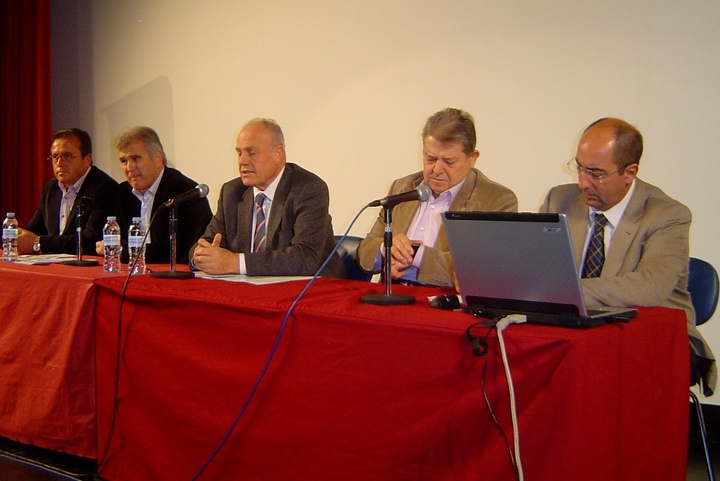 El director general Ángel García Lidón (centro), durante la clausura de la Jornada divulgativa sobre el nuevo seguro 'Creciente Frutales', celebrada en Cieza, y organizada por FECOAM y COAG-IR
