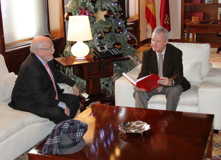 El presidente de la Comunidad recibe la memoria anual de la Fiscalía