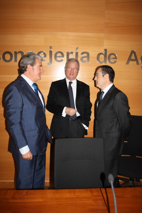 El presidente de la Federación de Cooperativas Agrarias de Murcia (Fecoam), Santiago Martínez i, el presidente de la Comunidad Autónoma, Ramón Luis Valcárcel, y el presidente de la Agrupación de Empresas de Alimentación (Agrupal), José García