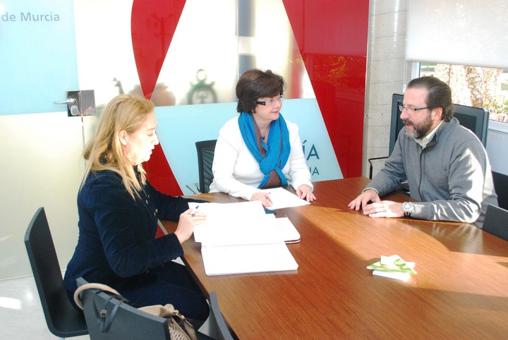 La directora general de Consumo, Comercio y Artesanía, María Dolores Alarcón, con el concejal de Comercio del Ayuntamiento de Cartagena, Javier Herrero