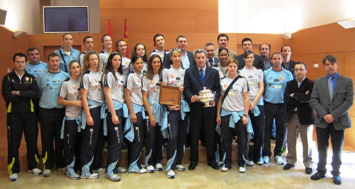 Recepción del Gobierno regional al equipo murciano de voleibol femenino Grupo 2002