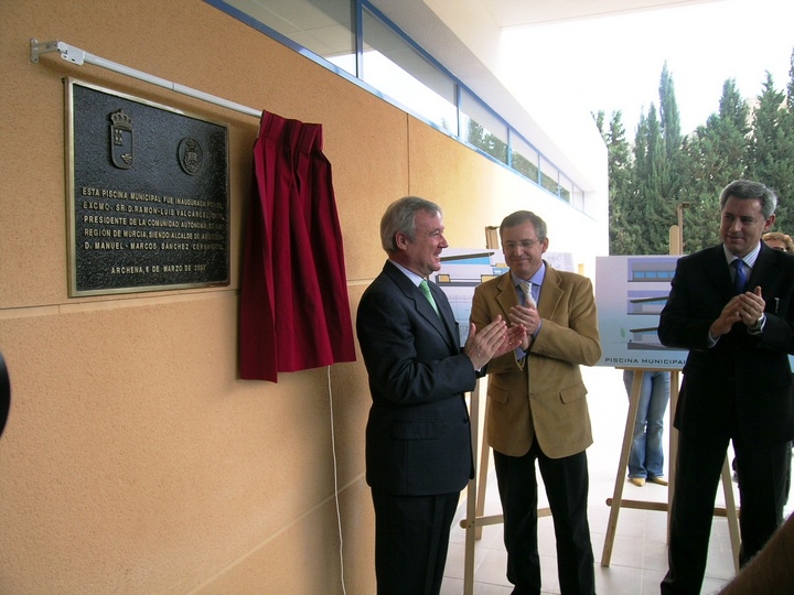El jefe del Ejecutivo murciano, Ramón Luis Valcárcel, junto con el consejero de Presidencia, Fernando de la Cierva, y el alcalde de Archena, Manuel Marcos Sánchez, inaugura la piscina cubierta de la localidad.