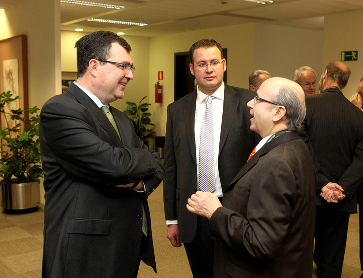 El consejero de Universidades, Empresa e Investigación, José Ballesta, y el empresario Manuel Torres, durante un receso de la reunión del Patronato de la Fundación COTEC