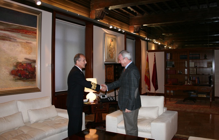 El presidente Valcárcel recibe al vicealmirante Fernando Zumalacárregui Luxán