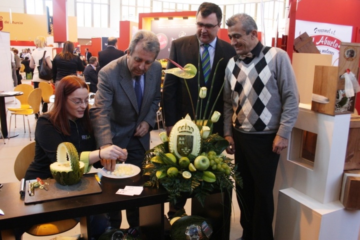 El consejero de Agricultura y Agua, Antonio Cerdá, acompañado del consejero de Universidades, Empresa e Investigación, José Ballesta, han asistido hoy a la inauguración de 'Fruit Logistica 2012', la feria europea más importante del sector hortofrutícola