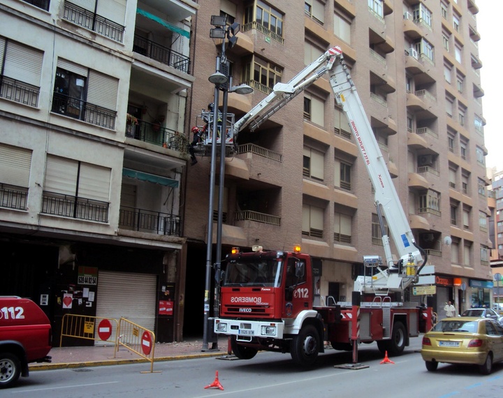 Los bomberos del Consorcio de Extinción de Incendios y Salvamento inspeccionan las fachadas de los edificios del núcleo urbano de Lorca