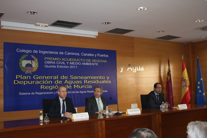 De izda. a dcha. el director general del Agua, Miguel Ángel Ródenas, el consejero de Agricultura y Agua, Antonio Cerdá, y el decano del Colegio de Ingenieros de Caminos, Canales y Puertos, Antonio Tomás Espín