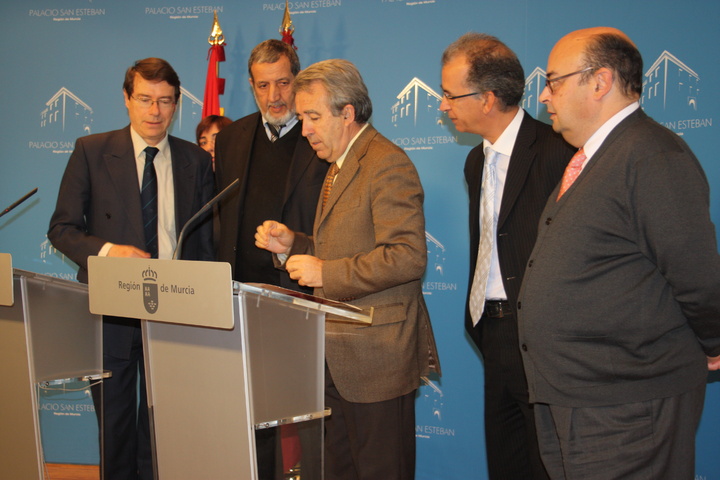 El secretario de Unión por el Mediterráneo, Francois Guerber; el director de la Escuela Superior de Gestión del Agua en Argelia, Habib Souag; el consejero de Agricultura y Agua, Antonio Cerdá; el secretario de Estado de Agua y Medio Ambiente de Marruecos, Omar Benjelloun; y el director del Instituto Euromediterráneo del Agua, Francisco Cabezas.