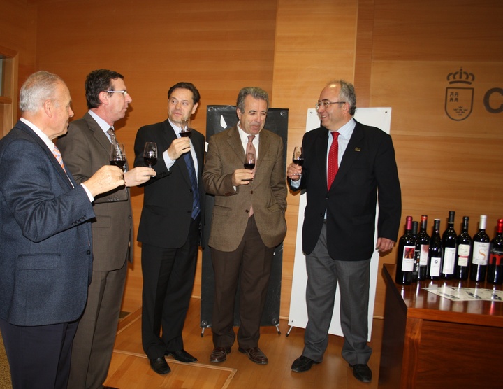 El consejero de Agricultura y Agua,Antonio Cerdá(2d),el presidente de la D.O. Bullas, Francisco Carreño (1d), el alcalde de Bullas, Pedro Chico (3d), el teniente alcalde del Ayuntamiento de Lorca, Francisco Félix Montiel(4d), y el director general de Industria Agroalimentaria y Capacitación Agraria,Ángel García Lidón (5d), durante la presentación de la V Muestra D.O.Bullas.