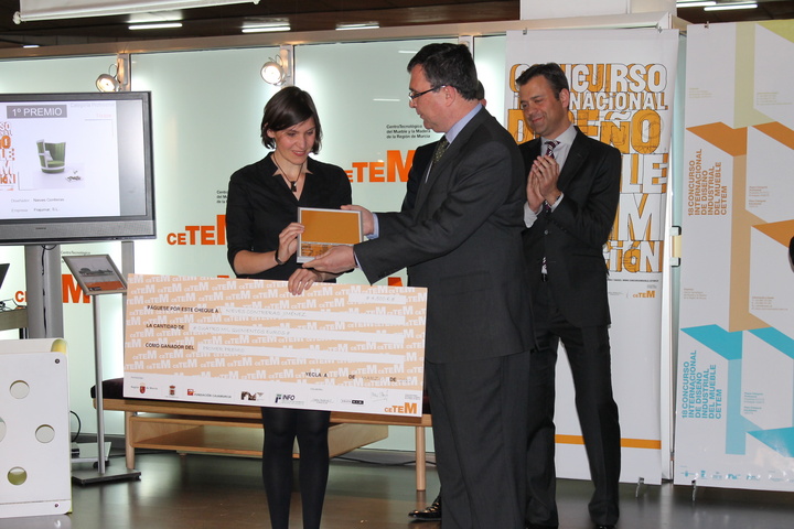 El consejero de Universidades, Empresa e Investigación, José Ballesta, entrega a la diseñadora Nieves Contreras el primer premios del Concurso Internacional de Diseño Industrial del Mueble de la Región de Murcia.