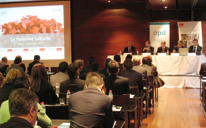 El consejero de Educación, Formación y Empleo, Constantino Sotoca, inauguró una jornada sobre 'La reforma laboral', organizada por la Asociación para el Progreso de la Dirección (APD) y Adecco.