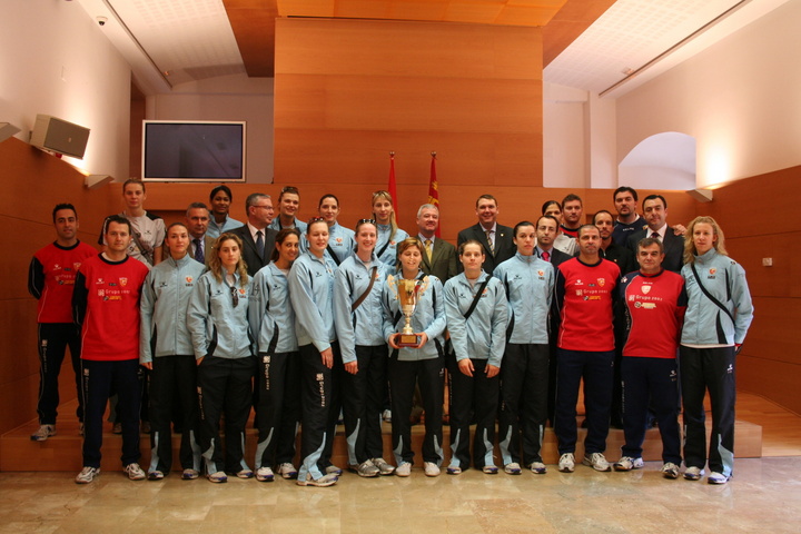 Ramón Luis Valcárcel recibe al equipo de voleibol femenino Grupo 2002 Murcia, campeón de la Top Teams Cup, primer título europeo que logra un equipo murciano en esta especialidad deportiva.