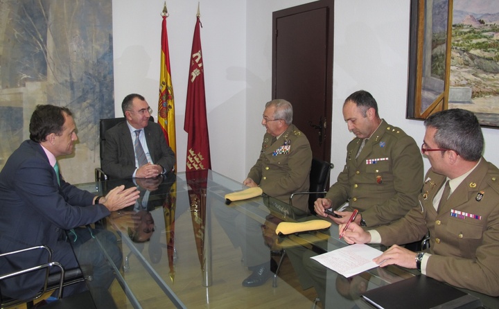 El consejero de Presidencia recibe al teniente general jefe de la  UME