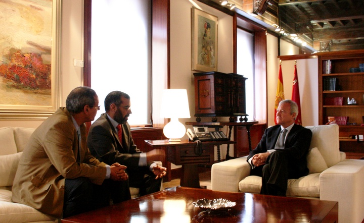Valcárcel recibe al delegado saharaui para España y miembro del Secretariado Nacional del Frente Polisario, Bucharán Beyun 1