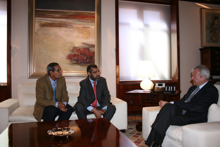 Valcárcel recibe al delegado saharaui para España y miembro del Secretariado Nacional del Frente Polisario, Bucharán Beyun 2