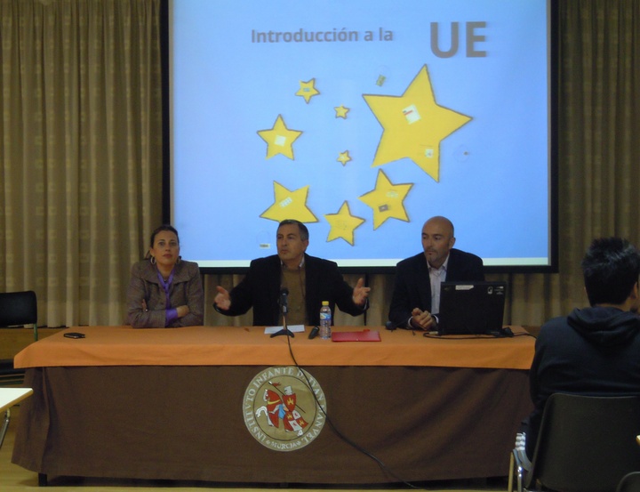 La directora general de la Unión Europea y Relaciones Exteriores, Carmen Sandoval, junto al funcionario murciano de la Oficina de Armonización del Mercado Interior (OAMI), José Francisco Crespo, durante la actividad formativa realizada en el instituto Infante Don Juan Manuel, en el marco del programa 'Back to School', de la Comisión Europea