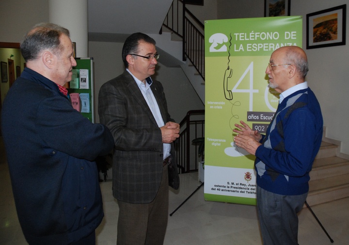 El director general de Asuntos Sociales, Leopoldo Navarro, visita la sede del Teléfono de la Esperanza