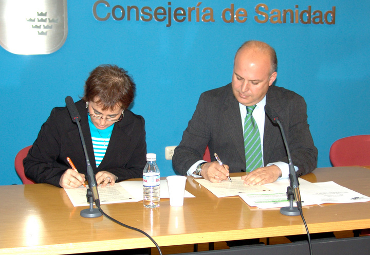 Firma del convenio entre el Servicio Murciano de Salud y la Asociación Regional Parkinson