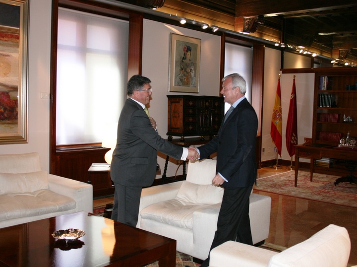 El presidente de la Comunidad, Ramón Luis Valcárcel, recibe al alcalde de Los Alcázares, Anastasio Bastida