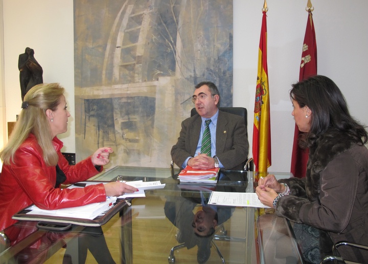 El consejero de Presidencia se reúne con la decana del Colegio de Procuradores de Lorca
