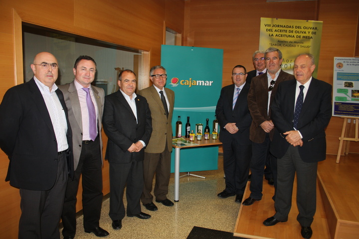 El secretario general de la Consejería de Agricultura y Agua, Francisco Moreno (4i), el alcalde de Moratalla, Antonio García Rodríguez (3i),el director general de Industria Agroalimentaria y Capacitación Agraria, Ángel García Lidón (1d) y el presidente de FECOAM, Santiago Martínez (2d), junto con representantes de Cajamar y Hostemur