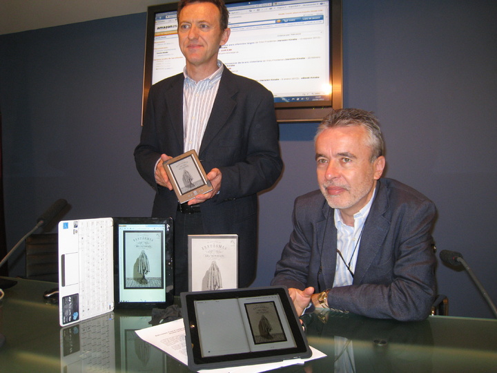 El director general de Bienes Culturales, Francisco Giménez, junto al director de Tres Fronteras, José Antonio Bascuñana, en la presentación de los libros de la editora en formato electrónico