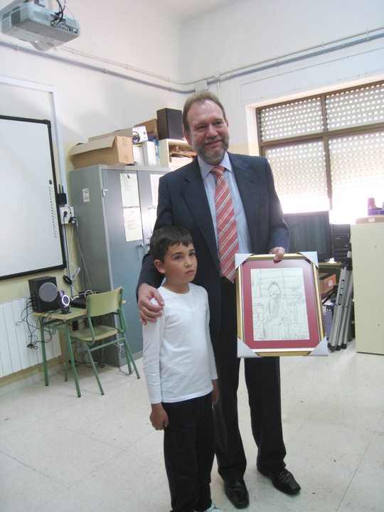 Francisco José Gutiérrez Sandoval, un alumno con altas capacidades del CEIP Santo Domingo y San Miguel de Mula, entregó al consejero de Educación, Formación y Empleo, Constantino Sotoca, un retrato del consejero dibujado por él.