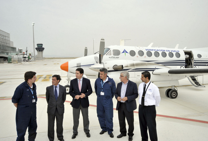 El consejero Antonio Sevilla, junto con los pilotos de AENA que han realizado los vuelos de pruebas en el Aeropuerto Internacional de la Región de Murcia