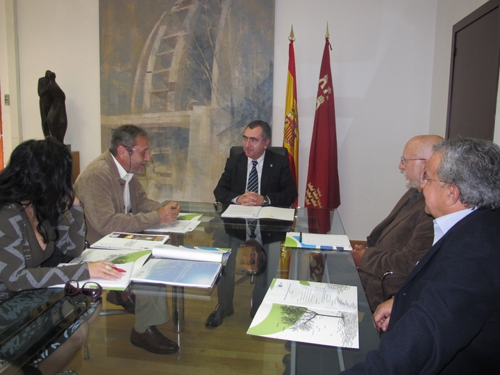La Consejería de Presidencia trabajará conjuntamente con la Fundación Desarrollo Sostenible para garantizar la sostenibilidad ambiental en los espacios naturales de la Región