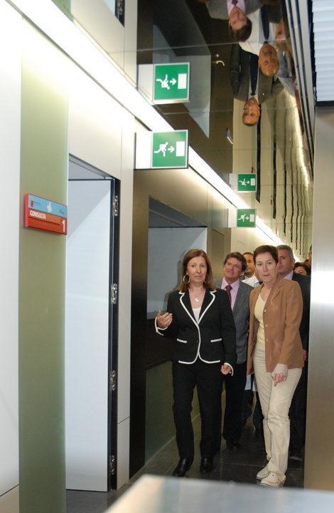Palacios visita el centro de salud Santa Rosa de Lima de Lorca (2)