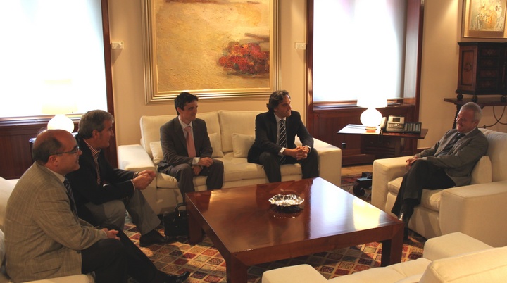 El jefe del Ejecutivo murciano recibe al presidente de la Asociación Nacional de Productores de Energías Renovables