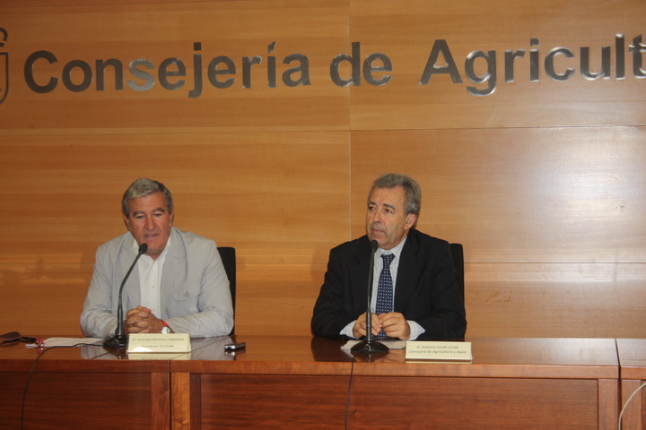 El presidente de FECOAM, Santiago Martínez, (i.), y el consejero de Agricultura y Agua, Antonio Cerdá, durante la inauguración de las jornadas.