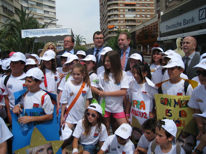 Constantino Sotoca y José Ballesta junto a los los participantes del programa MiniMarket