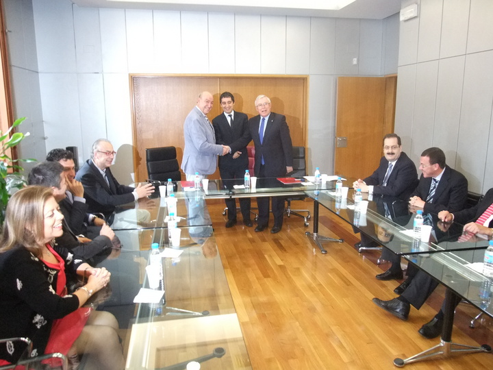El consejero de Cultura y Turismo, Pedro Alberto Cruz, durante la firma del convenio entre el rector de la Universidad de Murcia, y el presidente de Proyectos Emblemáticos Murcianos