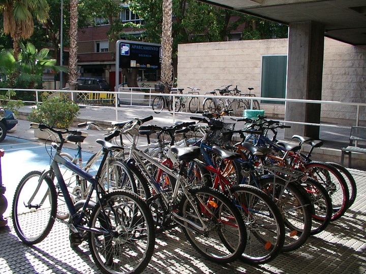 Aparcamiento para bicicletas en el hospital Morales Meseguer
