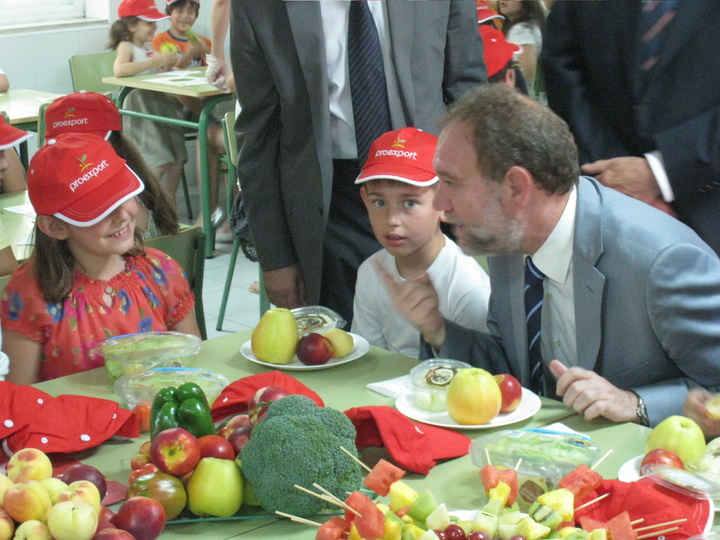 El consejero Sotoca con alumnos del Colegio María Maroto de Murcia en el desayuno saludable
