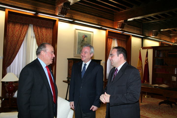 El presidente de la Comunidad, Ramón Luis Valcárcel, recibe al embajador de Estados Unidos en España, Eduardo Aguirre.