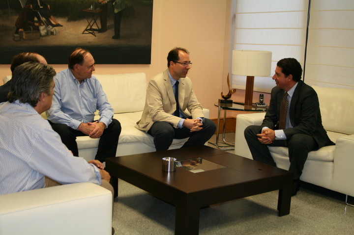 El consejero de Obras Públicas y Ordenación del Territorio, Antonio Sevilla, ha recibido al decano del Colegio de Ingenieros de Caminos, Canales y Puertos de la Región de Murcia, Antonio Sevilla, reunión en la que han analizado distintas líneas de colaboración entre ambas instituciones