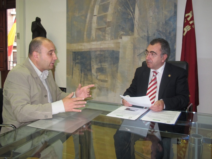 El consejero Manuel Campos se reúne con el presidente de la Asociación Española de Agentes Forestales y Medioambientales