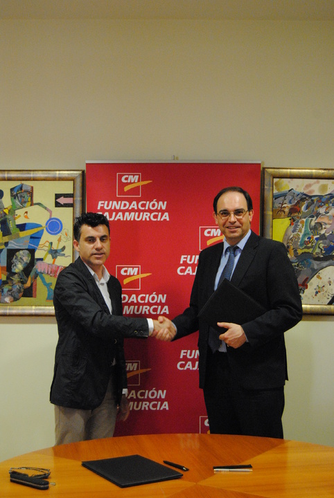 El director general de Industrias Culturales y de las Artes, Juan Antonio Lorca, durante la firma del convenio con Cajamurcia
