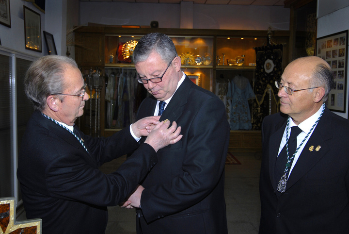 El secretario general de la Presidencia, José Antonio Ruiz Vivo, recibe la insignia de la Hermanadad de la Real Cofradía de Nuestra Señora de Gracia y Esperanza, Hijos de María