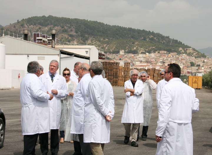 El presidente de la Comunidad visita la empresa agroalimentaria Marín Giménez en Moratalla
