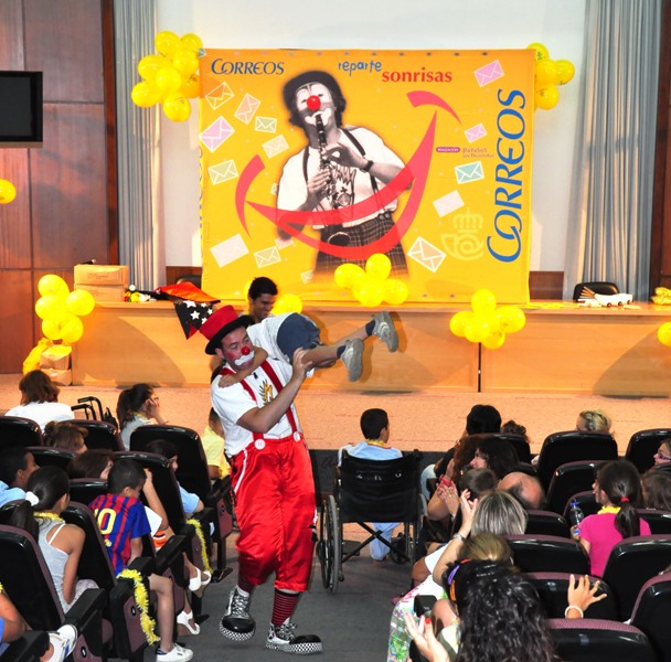Los niños del Hospital Universitario Virgen de La Arrixaca participan en las actividades del Programa 'Correos reparte Sonrisas'