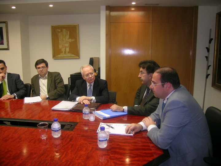 Reunión del consejero de Industria, Benito Mercader, con representantes del Instituto Murciano para la Excelencia