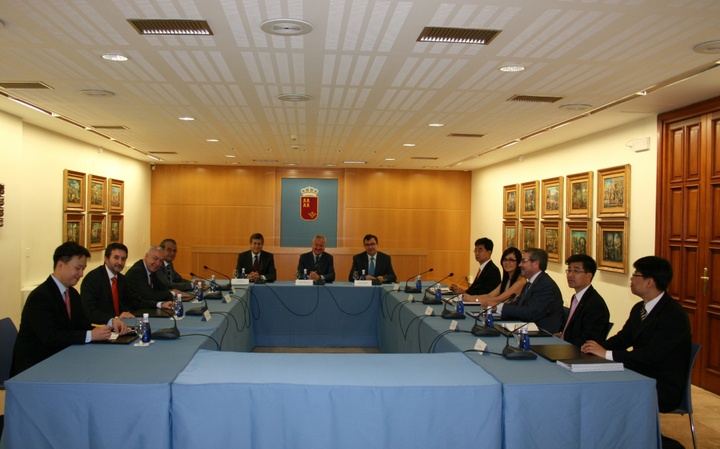 Valcárcel recibe a representantes de Repsol, SK Lubricants y SKSol (I)